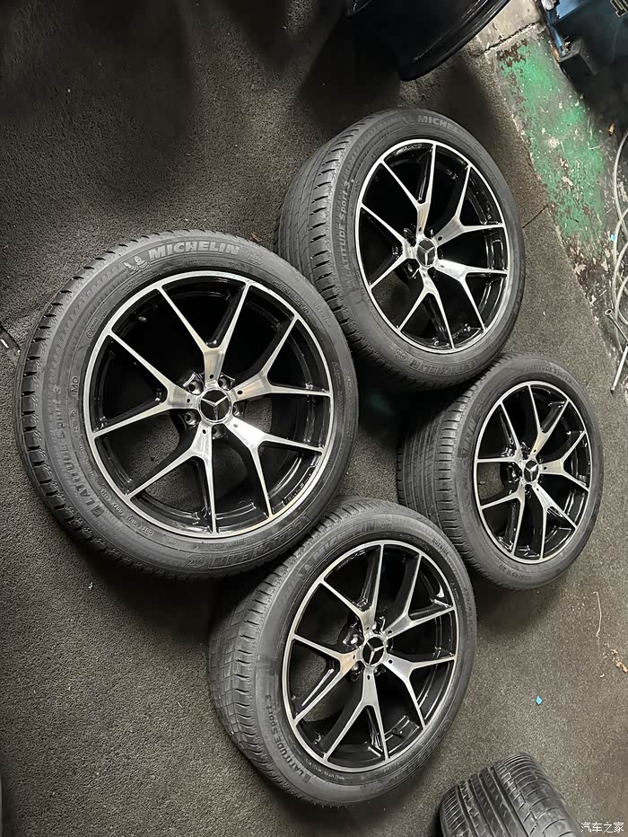 奔驰glc原厂amg轮毂带胎一套 一套四个完好无损,上车效果