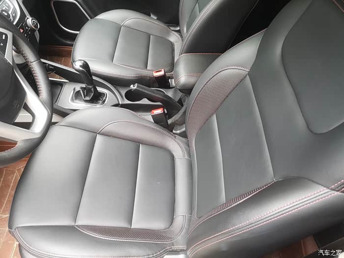 确实35安装座椅套后车内看起来更新