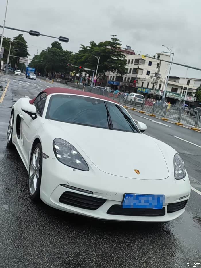 2021年保时捷718 boxster 一手车 选白外红内红