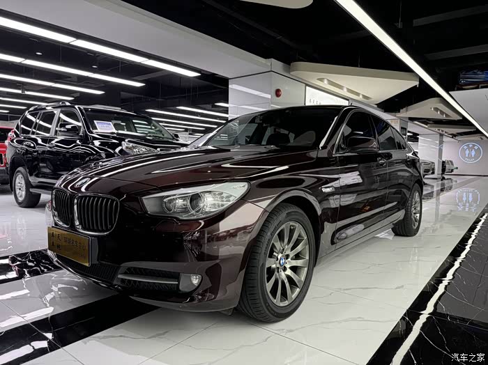 宝马535gt典雅型 红/黑 13年底上牌 10.9万公里