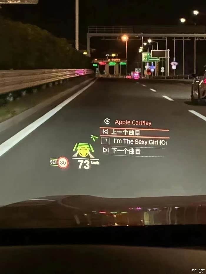 宝马hud功能太强大了抬头显示战斗机配置 以驾驶员为中心把仪