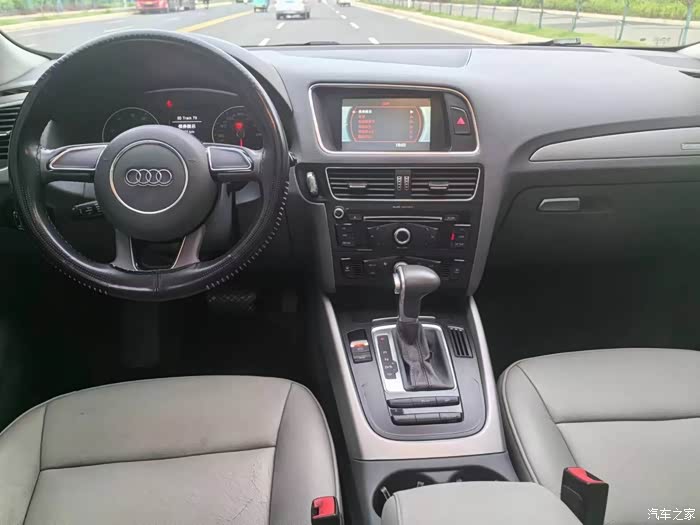 最新到店:16年上牌奥迪q5,自动挡2.0t高配,电动座椅