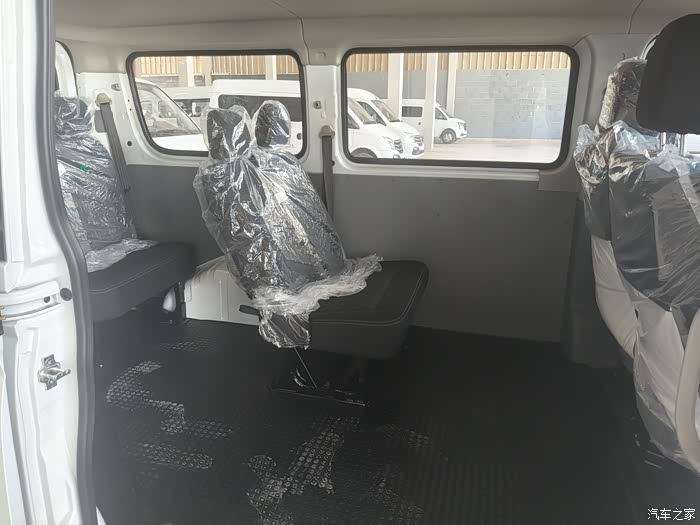 上汽大通24款v80超值版短轴低顶九座 长4950,宽199