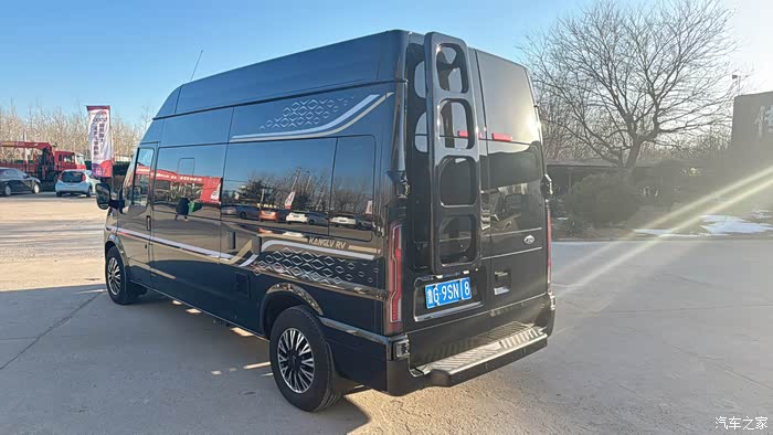 出一台23年10月上牌,1.4万公里,康派斯福特v348底盘