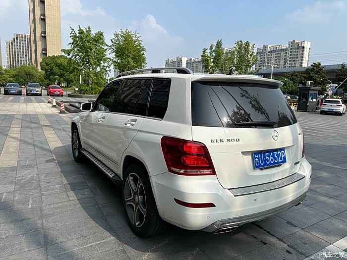 出一台2015年7月上牌进口奔驰glk300 新车指导价48