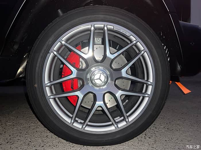 配置:23款奔驰g63磨砂黑红 配置:22英寸amg轮毂,g