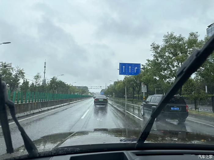 雨天高速堵车图片真实图片