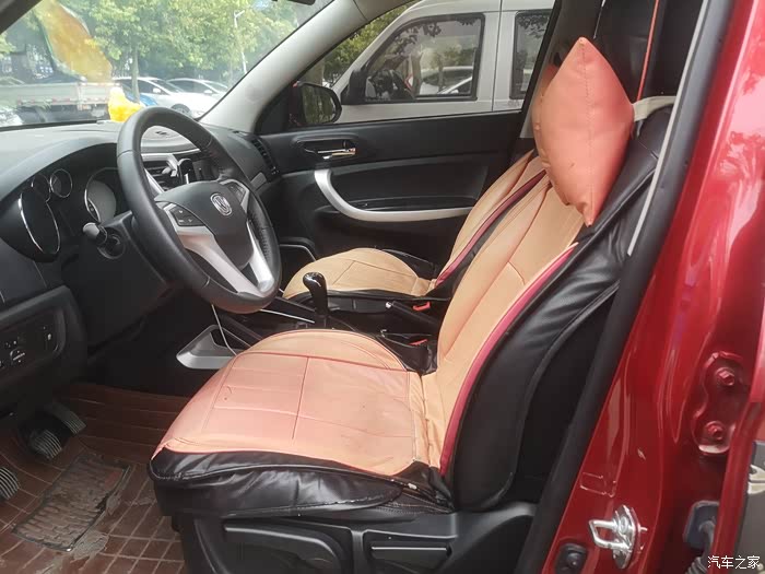 确实35安装座椅套后车内看起来更新