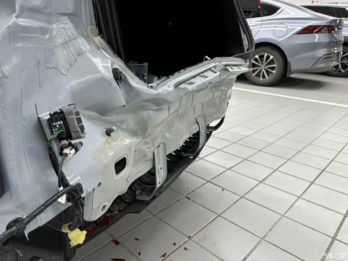 被出租车追尾了,4s店说后围板变形太严重,需要切割更换后围板