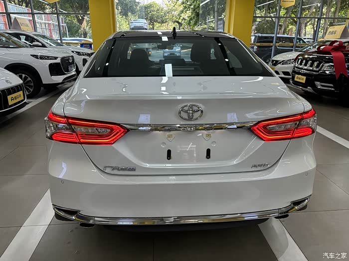 绝版新车八代凯美瑞豪华版2.5g白色