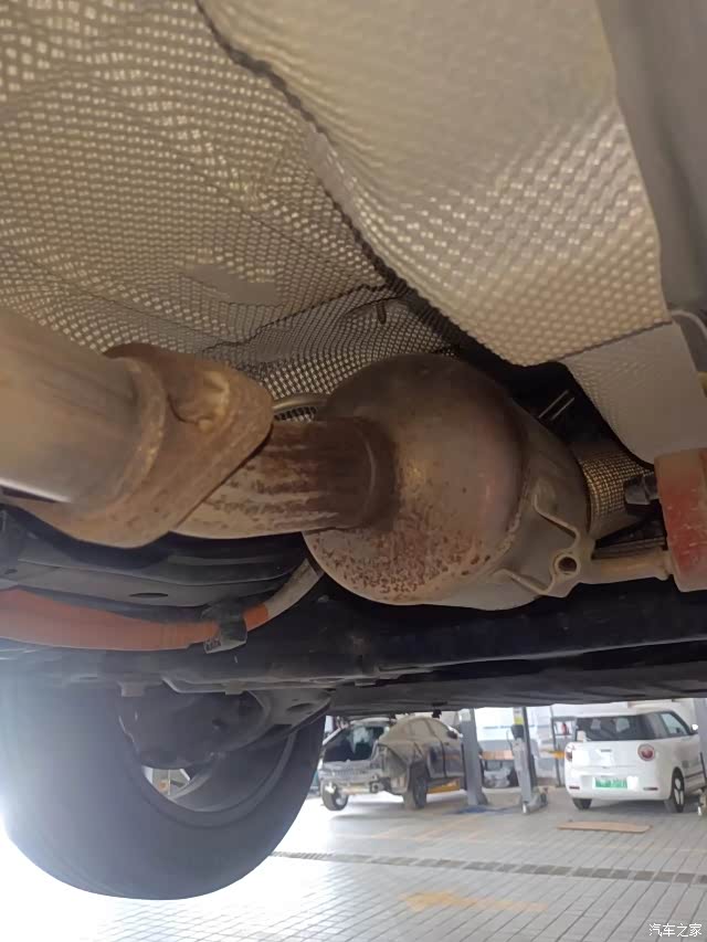 刚买两年车底盘生锈严重厂家不给索赔 三元催化 排气管生锈严重
