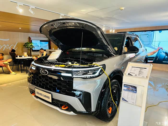 福特探险者四驱风尚版加装机盖日行灯