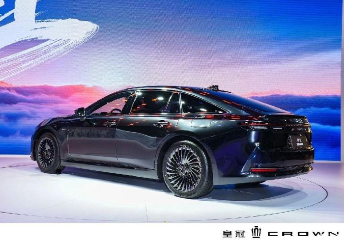 全新丰田皇冠sedan终于来了!