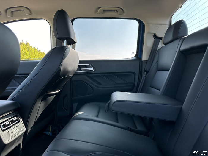 开长城炮载家人出游后排舒适性没的说