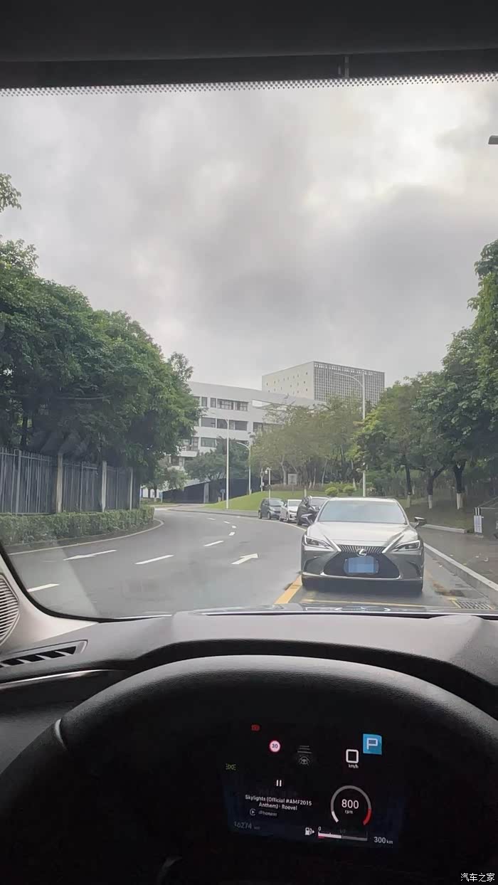 单手开车其实真的很危险