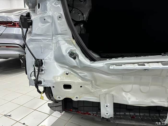 被出租车追尾了,4s店说后围板变形太严重,需要切割更换后围板