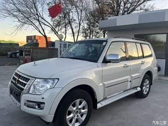 三菱帕杰罗v93现车26.7万国六低配行情