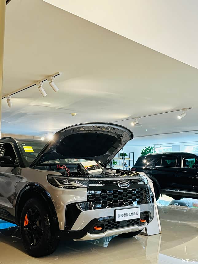 福特探险者四驱风尚版加装机盖日行灯