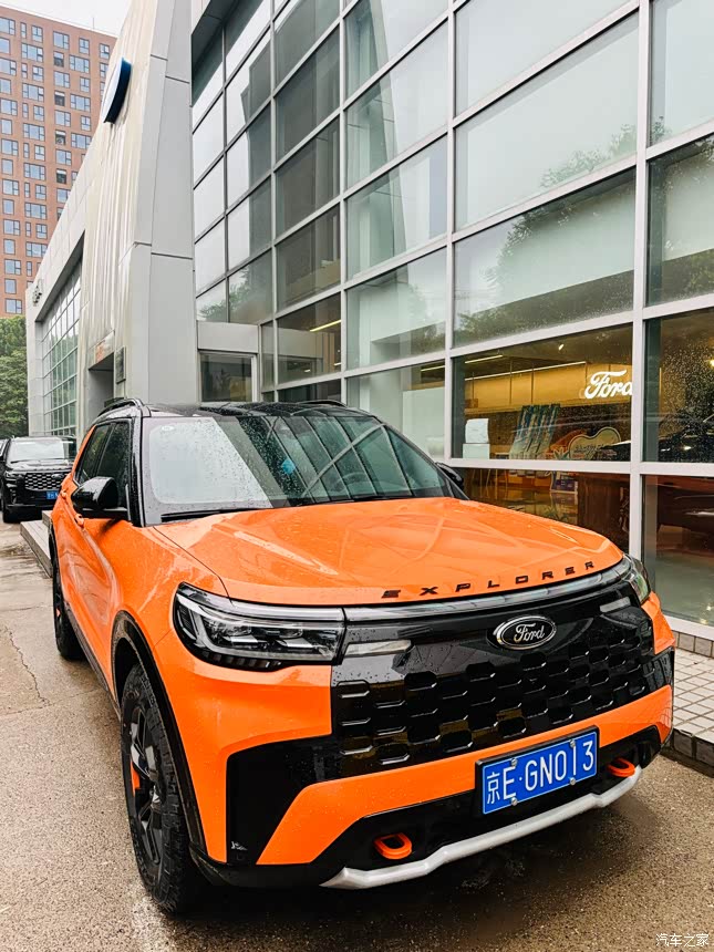 福特探险者四驱风尚版加装机盖日行灯