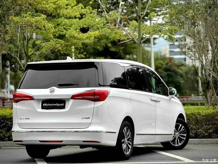 最新到店:18年别克gl8 旗舰版 指导价39.99万 原版