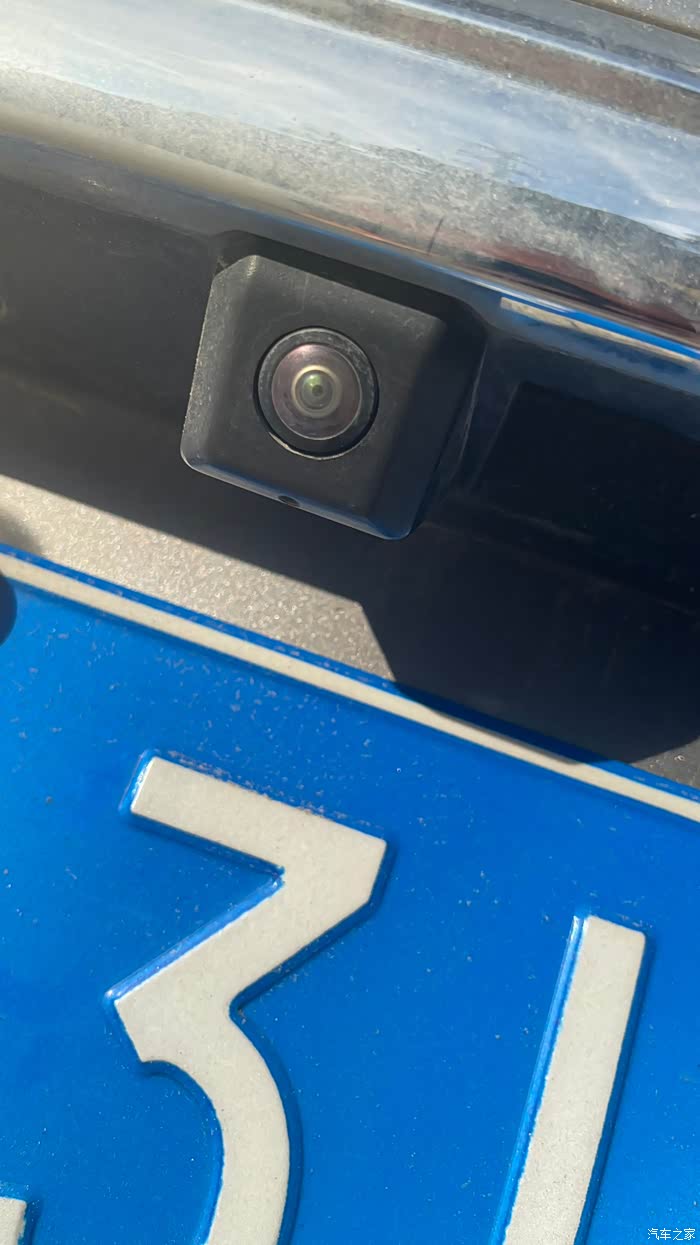 请问倒车影像摄像头上面怎么清洁,摄像头有点发白擦不掉,两边很