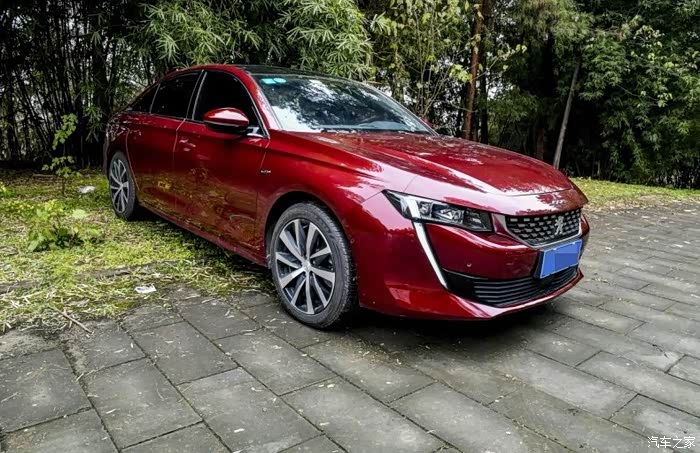 标致508的前中网和车灯的设计,让它看起来更加的宽大,侧面的