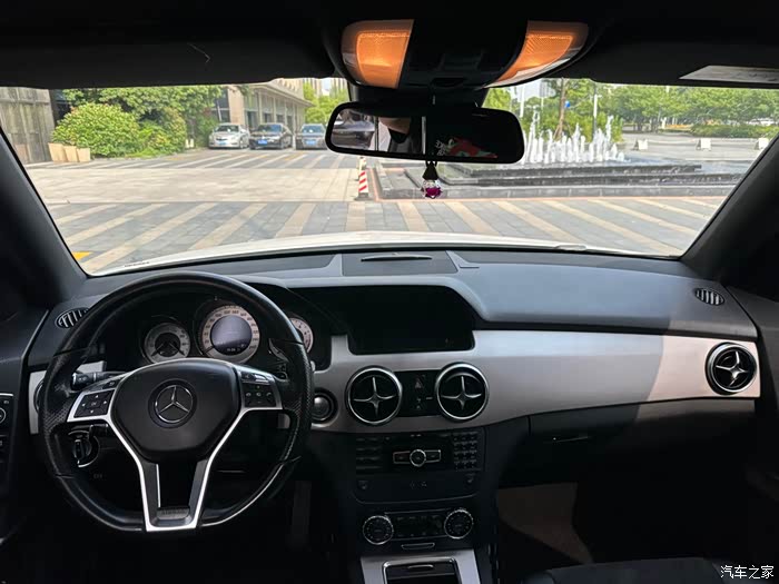 出一台2015年7月上牌进口奔驰glk300 新车指导价48