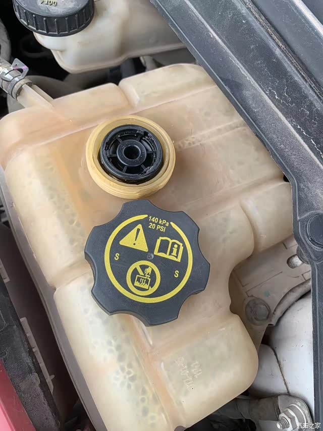 芭比q了,防冻液水壶盖子拧断截了,怎么取出来?