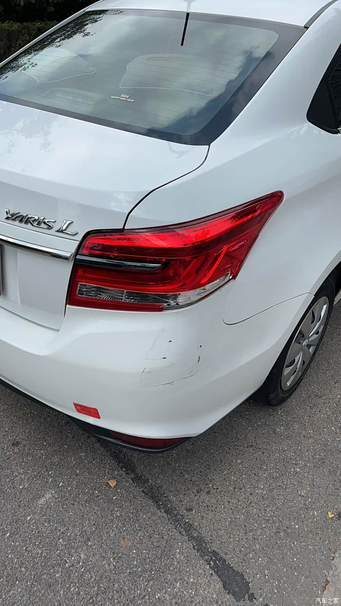 倒车撞箱货车上了,导致右后尾灯破了,强迫症想换原厂原车的,有