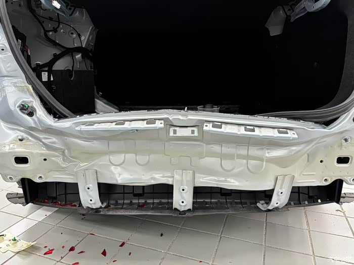 被出租车追尾了,4s店说后围板变形太严重,需要切割更换后围板