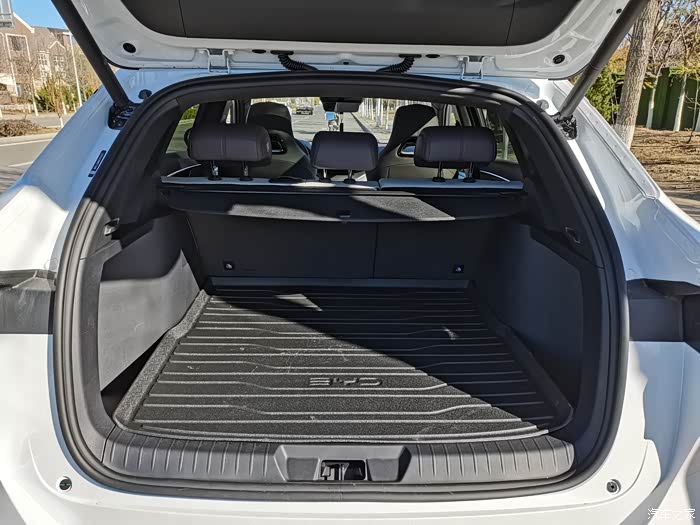 宋plus.ev新车提回来加个后备箱储物盒和防虫网,完美!