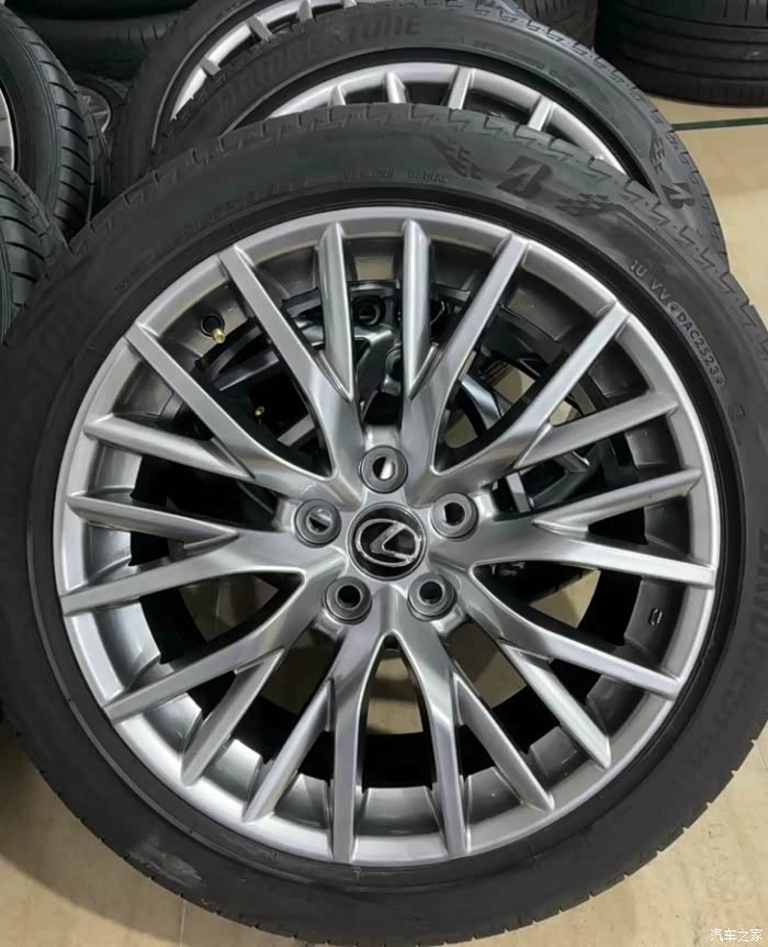 18寸凌志isf轮毂带胎原厂拆车件,感兴趣的看过来