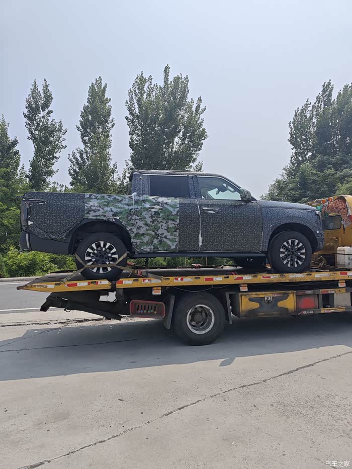 今天在高速上看到一辆小板车背了一辆中大型皮卡,外观大气,前脸