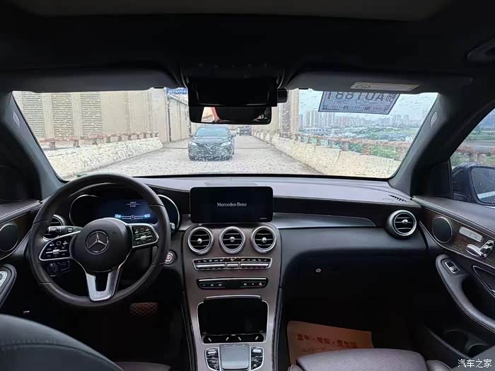 出一台21年21款奔驰glc260l四驱豪华加长版 配备全液