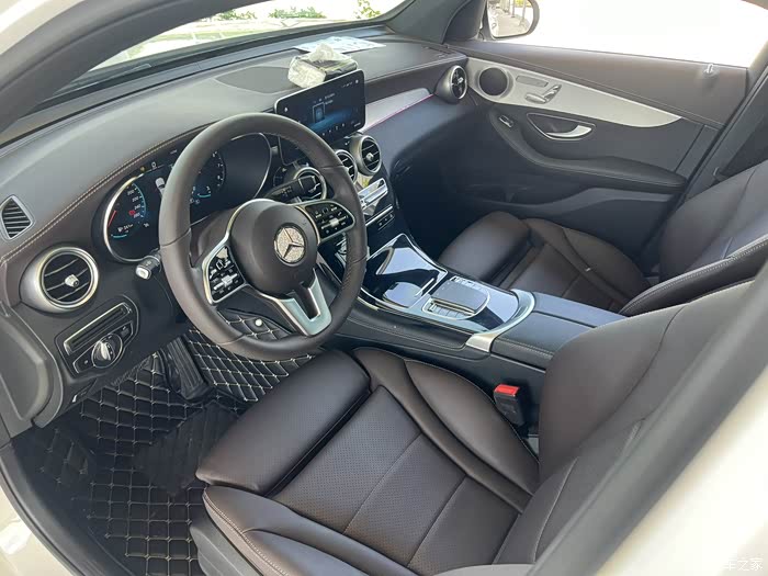 出一台21年5月上户奔驰glc260l动感,公里数只有两万公