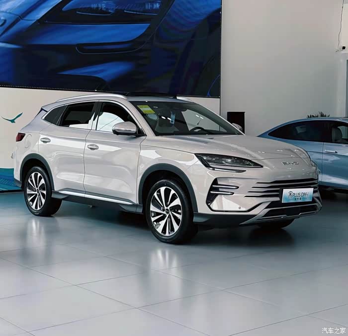 一眼就相中的仓烟色比亚迪宋 plus dmi,是我喜欢的颜色