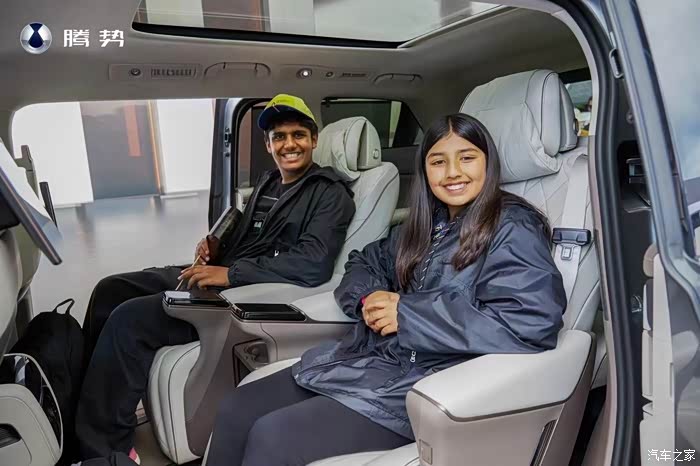 腾势d9 在英国惊喜亮相#古德伍德速度节,在全球汽车爱好者