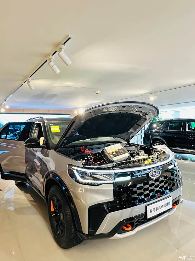 福特探险者四驱风尚版加装机盖日行灯