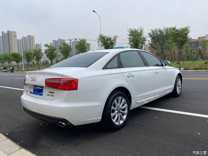 2015年上牌奥迪a6l,绝版2.5v6自吸,桃木内饰,前后