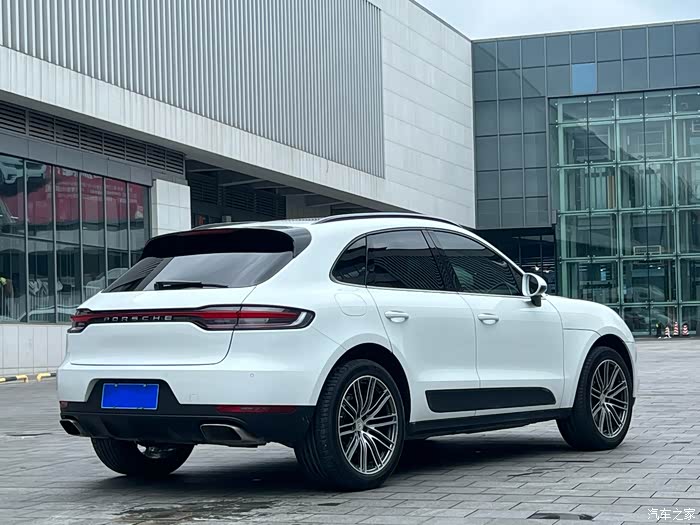 现在保时捷太不值钱了! 21年macan,白外红内,全车原版