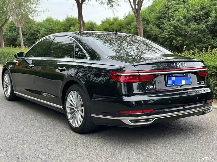 88万 最新搞定20年奥迪a8l 黑棕配色 查博士