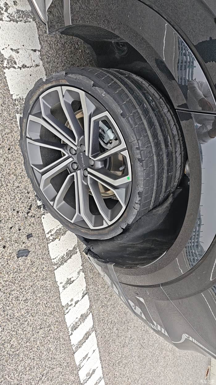 领克09爆胎处理过程