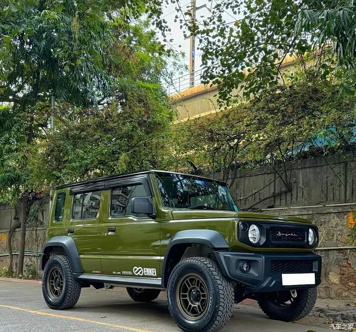 24款铃木吉姆尼 丛林绿 丛林绿色使吉姆尼在视觉上更具个性和