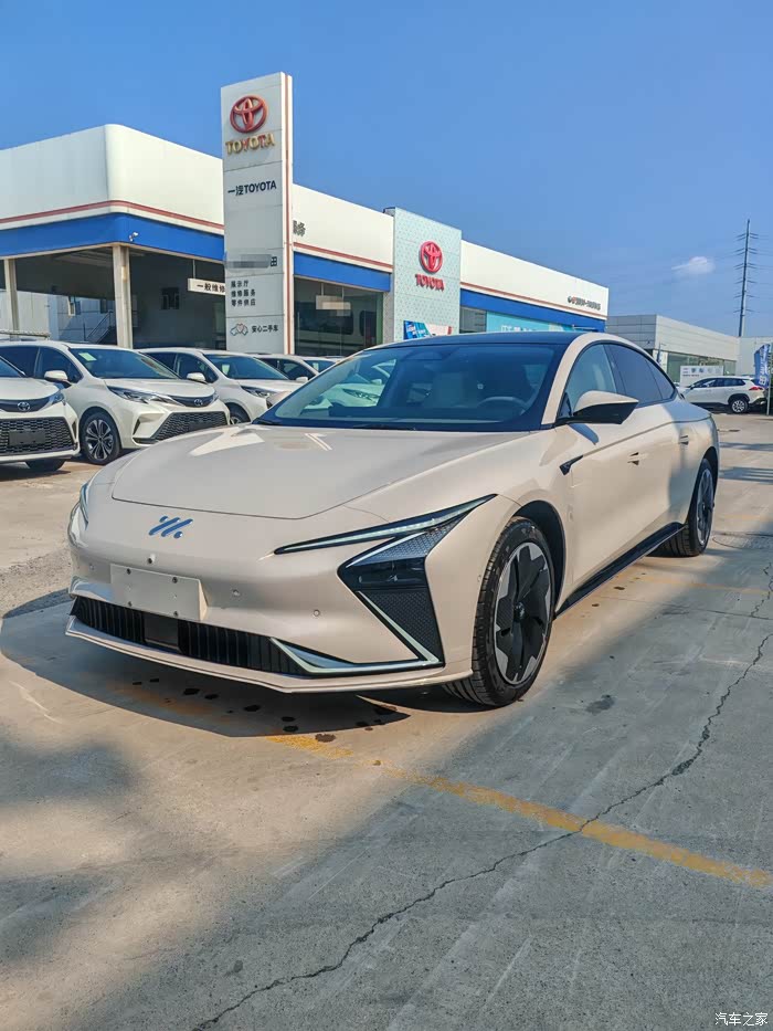 上汽智己2022款 智己l7 指导价368800 选配320