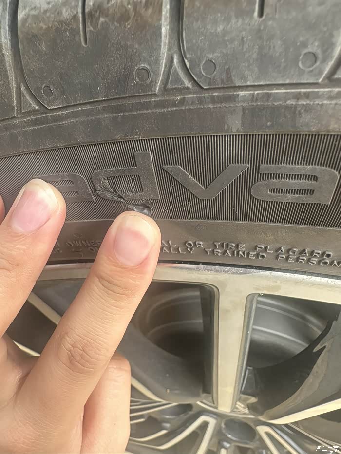 大佬们,车胎侧面有个深2mm口子,这个要紧吗