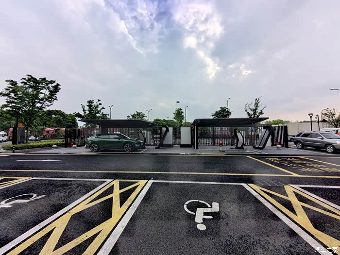 自驾之闪充体验 杭州西湖服务区(北区)闪充站
