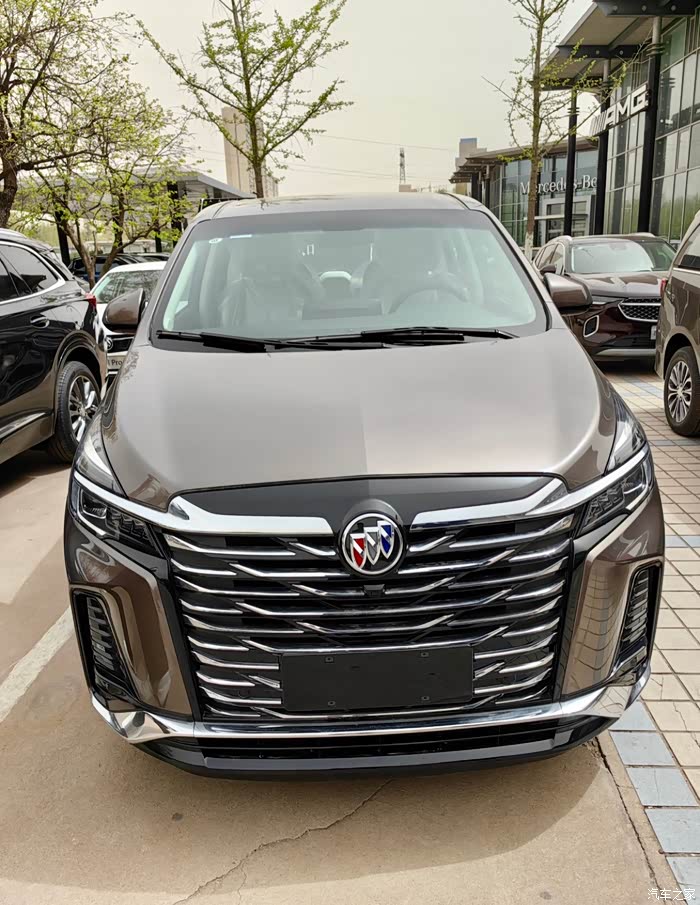 别克 gl8 陆尊是一款中大型 mpv,其在家用和商务用车方