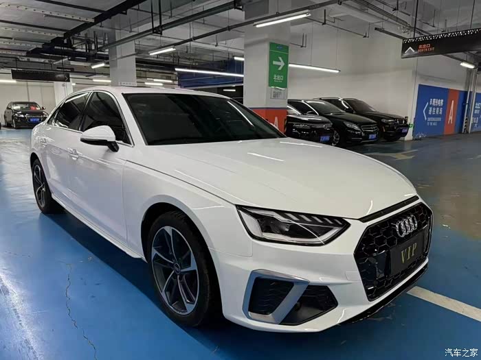 新到23年奥迪a4l 自动2.0t高配,白***内,全景天窗