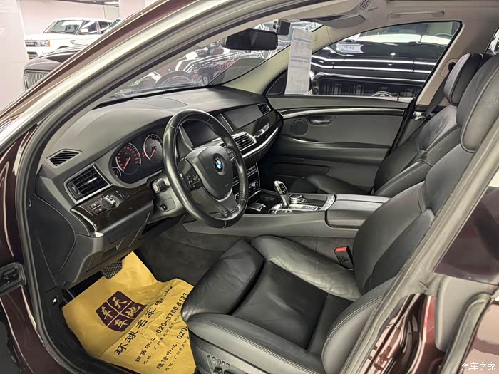 宝马535gt典雅型 红/黑 13年底上牌 10.9万公里