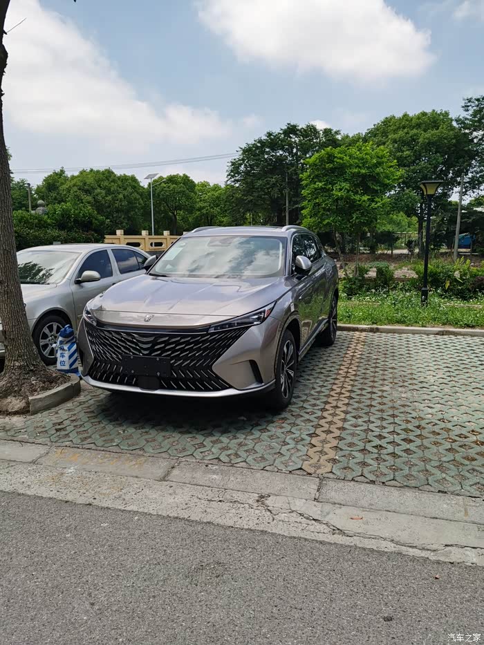 上汽荣威正式推出的新能源车型"零燃保障"与"无隐形条款"的三